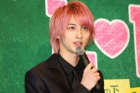 横浜流星、サービス精神満点の“壁ドン”を披露 震えるファンに「大丈夫？」と気遣いも