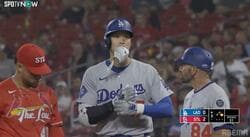 シャキーン！大谷翔平、183キロ爆速ヒットで“目力強め”決めポーズが炸裂 カメラが捉えたドヤ顔に注目「リアクションがw」