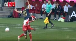 あわや大惨事の危険プレー！「死ぬだろ…」「怖すぎる」 顔面に強烈バックスピンキックが直撃した瞬間　“世界最速レベルの爆速王”に起きた悲劇