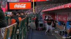 前日に“不可解判定”のマンシーニ、抜ければ長打の打球を好捕されベンチでフラストレーション爆発