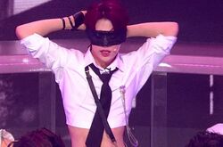 あまりに強烈！目隠しで登場…美しい顔立ちの日本人練習生、セクシーなパフォーマンスに悲鳴！バキバキ腹筋もあらわ