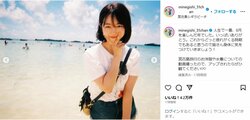 峯岸みなみ、ショートパンツ姿での“海遊びショット”披露 「旦那さんが撮った写真可愛すぎる」とファン絶賛