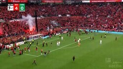 「無法地帯だw」「※まだ試合中です」サポーターがピッチ乱入でカオス！ ブンデスリーガ初優勝を待ちきれずレヴァークーゼン・ファンがゲーム終了前に雪崩れ込んだ一部始終