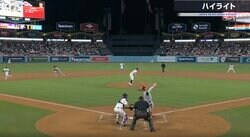 ドジャースが大ピンチ…！アイツやってんぞ！ 中継カメラがとらえたヤバすぎる瞬間　一体、何が…？ 怪物デラクルーズの“異次元スピード”がよく分かるシーン