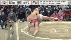 土俵下の行司も思わず息を止め、歯を食いしばる熱戦に館内どよめき「面白い」「良い相撲」「体幹やば」視聴者も大興奮