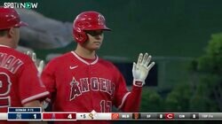 大谷翔平の178キロ弾丸打球にゴールドグラバーも反応できず！ 本塁打に続きスリーベースでもメジャー単独トップに