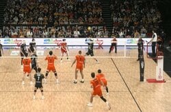 指、折れちゃう…弾丸ジャンプサーブをオーバーで？ 柔よく剛を制した見事なレシーブに驚嘆