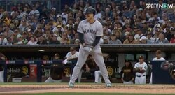 えっ？ 何してんの…！？ 投手が投げる瞬間に歩きだした…！ ヤンキースのベテラン野手の“予想外の動き”にファン騒然「その発想はなかった」「漫画しかありえないw」