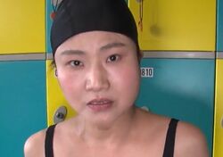 女性芸人が大胆なハイレグ水着姿で登場！男性との絡みに千鳥が大爆笑「キスしだしたやん！」