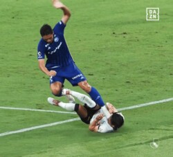 「レッドカードだろ！」足裏スパイクが“顔面直撃”の危険プレーにファン衝撃「なんでVARなし？」「わざとではないだろうけど…」