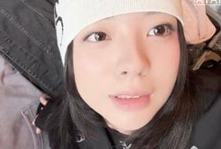 日韓でアイドル経験のある美女「すごく散らかってるのが映っちゃうので…」横たわりながら配信