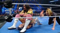 「息できない」日本人女子レスラー、120キロ超レスラーの“ケツ爆弾”に悶絶…豪快フィニッシュに視聴者あぜん「直撃だ」