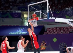 えっ、嘘だろ…？ 208cm日本代表主将が“ダンク失敗”で騒然「こんなことある？」「珍しいな」ホーキンソン依存を心配する声も