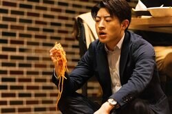 佐野玲於、涙のブチギレ！野村周平は激怒のパスタ顔面ストライク！名物キャラの登場にファンも「やり方えぐい」「まじでムカつく」『会社は学校じゃねぇんだよ 新世代逆襲編』