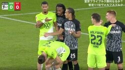 オレ、何もやってねえよ？「自作自演」「コントかよ！」 頭が顔面に直撃→実は味方が原因だった決定的瞬間 ボックス内の混戦で小競り合い発生もまさかの珍プレー