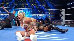 「失敗した？」“元体操”金髪美女レスラーが「ほぼ自爆」で悶絶…“アクロバティックすぎる”豪快技がアダに「大ダメージだろ」