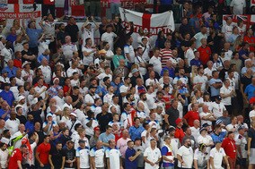 【W杯】「日本人と比べて…」　飲みかけの飲み物を投げ捨てる英サポーターに母国嘆き「恥だ」「バカどもめ」