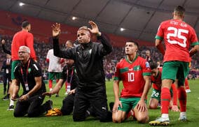 偉業達成、W杯4位のモロッコ代表を数千人のファンが歓迎！ 熱狂ぶりはアルゼンチンにも劣らず