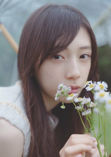 乃木坂46 六期生・矢田萌華（17）が放つ“空気感” 『週プレ』グラビアに