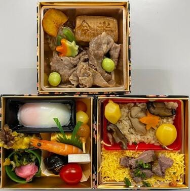 假屋崎省吾、『人形町今半』の3段弁当の中身を公開「盛りだくさんの