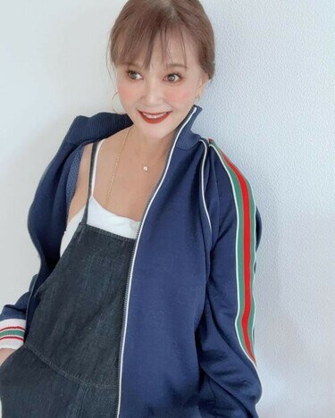 高見恭子、オールシーズン使える『GUCCI』品を着用した姿を公開