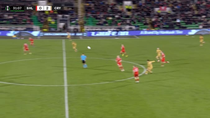 「１人だけクオリティが違いすぎる」鎌田大地の“芸術的ロングパス”にファン驚愕！「全てを支配してる」チャンス演出の瞬間 3枚目