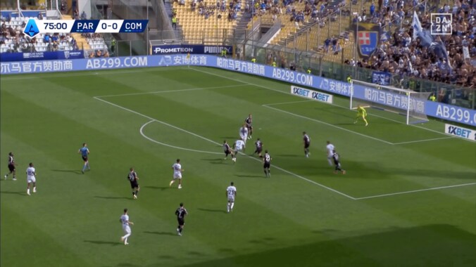 軽く蹴ったのに…鈴木彩艶の“70m低弾道フィード”で敵陣カオス！「飛びすぎ」「ザイオンのキックは戦術」ファン驚愕の瞬間 4枚目