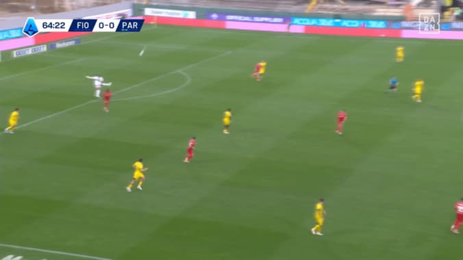 飛びすぎだろ！ 鈴木彩艶の“特大パントキック”にファン騒然「えぐいw」「相手は嫌だろうな」「凄いボール」攻撃の起点になった60mキックの瞬間 3枚目