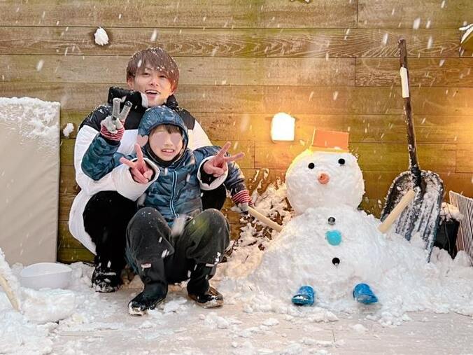  辻希美、夫・杉浦太陽と息子達が自宅のバルコニーで雪遊び「年に一度のことだから」  1枚目
