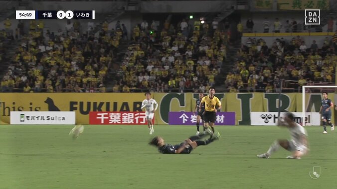 「足の裏みせてます」ハイキックが顔面直撃でイエローカード！「普通にレッドじゃね？」「これは故意ではない」危険なプレーにファン騒然 3枚目