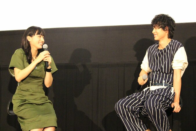 川口春奈、山﨑賢人を大絶賛 「居心地がよくて沈黙すら怖くない」 4枚目