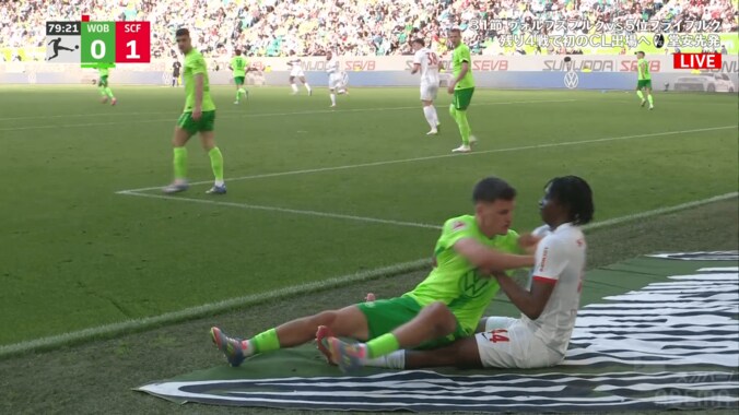 一体なにが…？ 激怒の“突き飛ばし”でスタジアム騒然！「それはキレる」「プロレスかよ」「喧嘩するな」一触即発の瞬間 3枚目