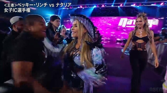 男性ファンと濃厚ハグのナタリア