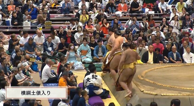 「あれ、2人も映ってる」横綱・大の里土俵入りで“まさか” 著名人の2ショットに反響続々「これは目立つ」「仲良すぎ」 4枚目