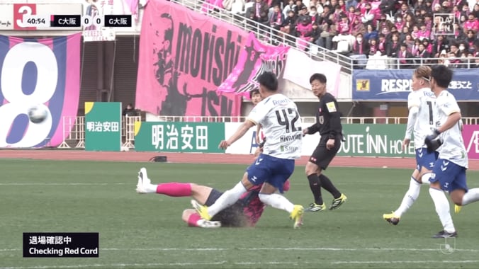 大阪ダービーの“一発退場”が物議！「ボールに行ってるやろ」「妥当だな」セレッソDFのタックル判定にSNS騒然 3枚目