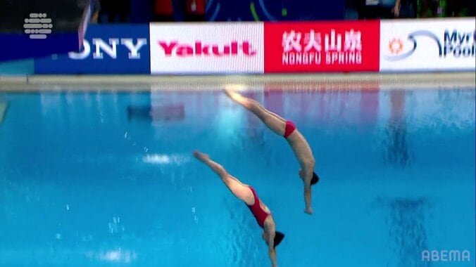 「まったく飛沫が出ない！」北朝鮮のヤバ過ぎ演技に解説者も笑うしかない「身体のラインもまっすぐで美しい」17歳＆20歳の“跡形ない”衝撃入水の瞬間 5枚目