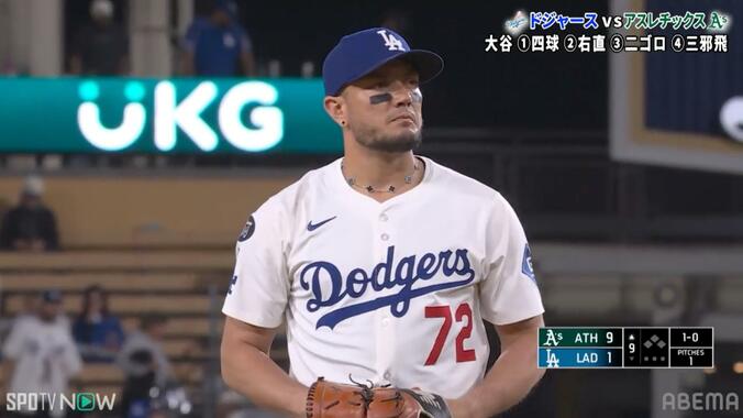 【写真・画像】ドジャース戦で起きた“珍事”「大谷のグローブw」「モノマネやって」野手登板のロハスにファン大盛り上がり　1枚目