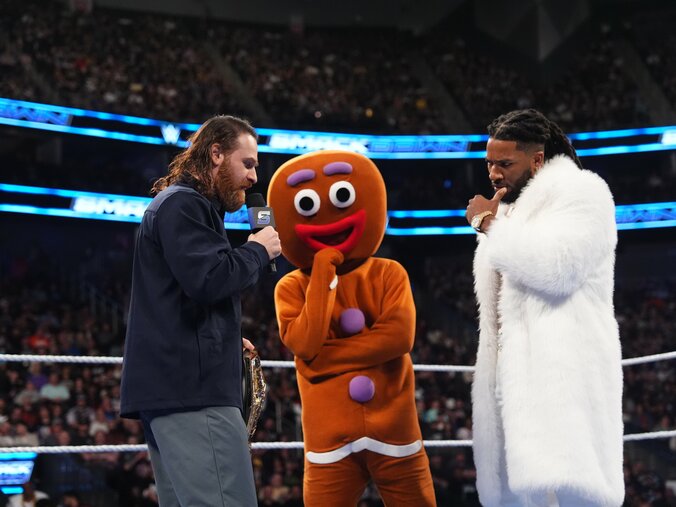 マスコットに顔面にキック→首が“360度ぐるり”