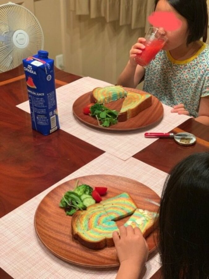 花田虎上、子ども達が喜びそうなパンを購入「良い物見つけた」 1枚目