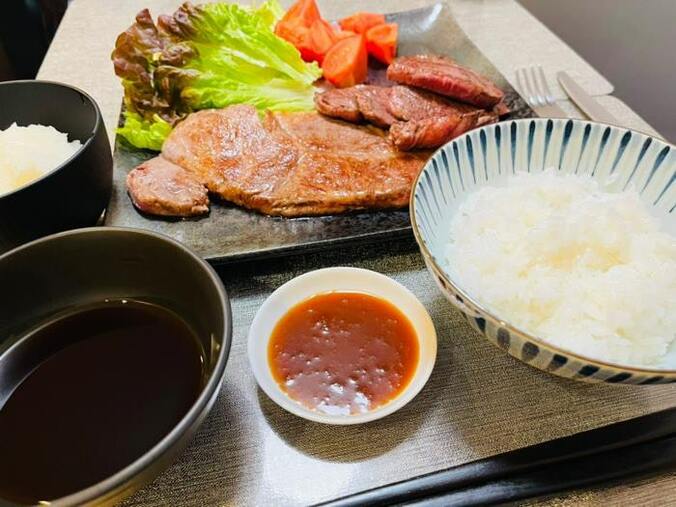  薬丸裕英、1人で堪能した豪華な夕飯「プレゼントで送って頂いたステーキ」  1枚目