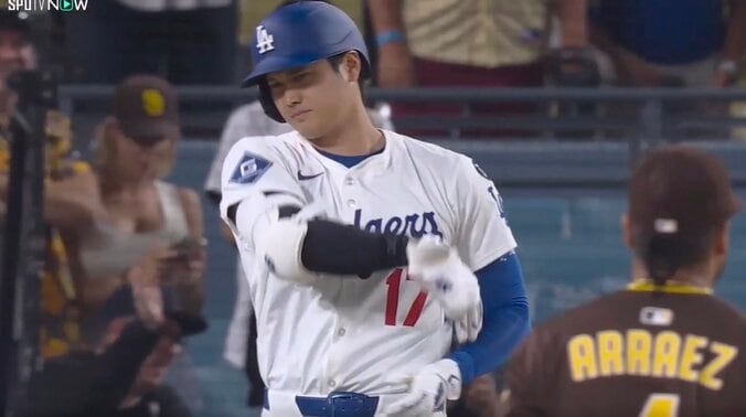 【写真・画像】もうワケわからん！ 大谷翔平、大喜びして“まさかの行動”「どうして？w」「なんでそっち」山本由伸をメチャクチャにしてしまう… ファン爆笑　1枚目