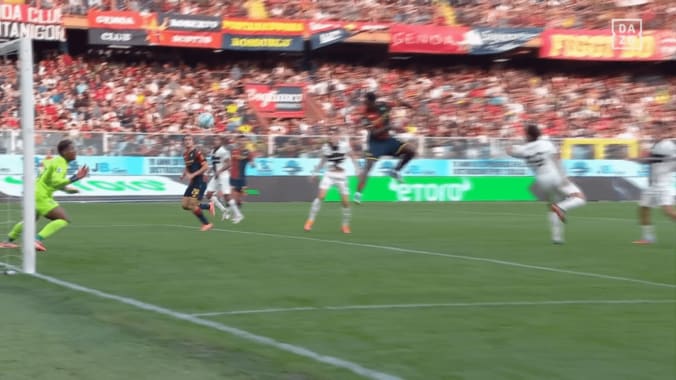 衝撃！鈴木彩艶が“神業セーブ”「ほんとに人間か？」「猫みたいな反射神経」至近距離弾を右手１本で弾いた瞬間「今季最優秀やろ」 3枚目