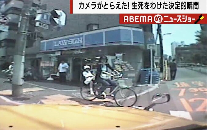 追突された右折車が歩道の親子に一直線… ドラレコが捉えた奇跡に「間一髪すぎる」の声 1枚目