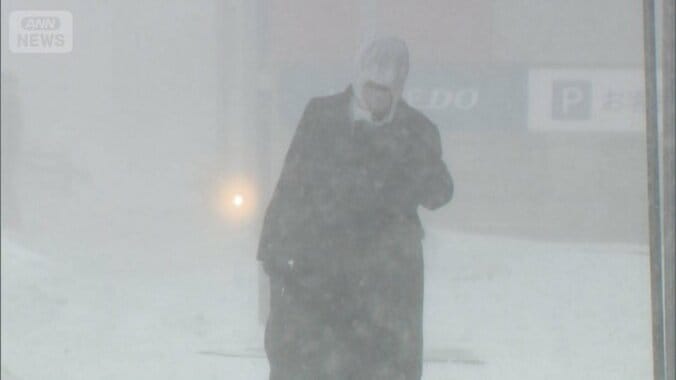 「数年に一度レベル」最強・最長寒波　列車衝突寸前…車が立ち往生　横殴りの雪が 1枚目