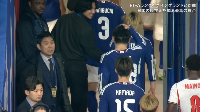 「泣ける」「美しいシーン」大怪我の南野拓実、聖地で仲間激励！“最高の笑顔”にファン胸熱「W杯を諦めてないな」 4枚目