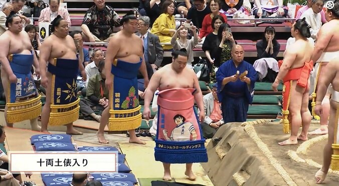 「世界的人気漫画やん」力士の化粧まわしに“異色”のコラボ ひと際目立つ絵柄にファン大興奮 4枚目