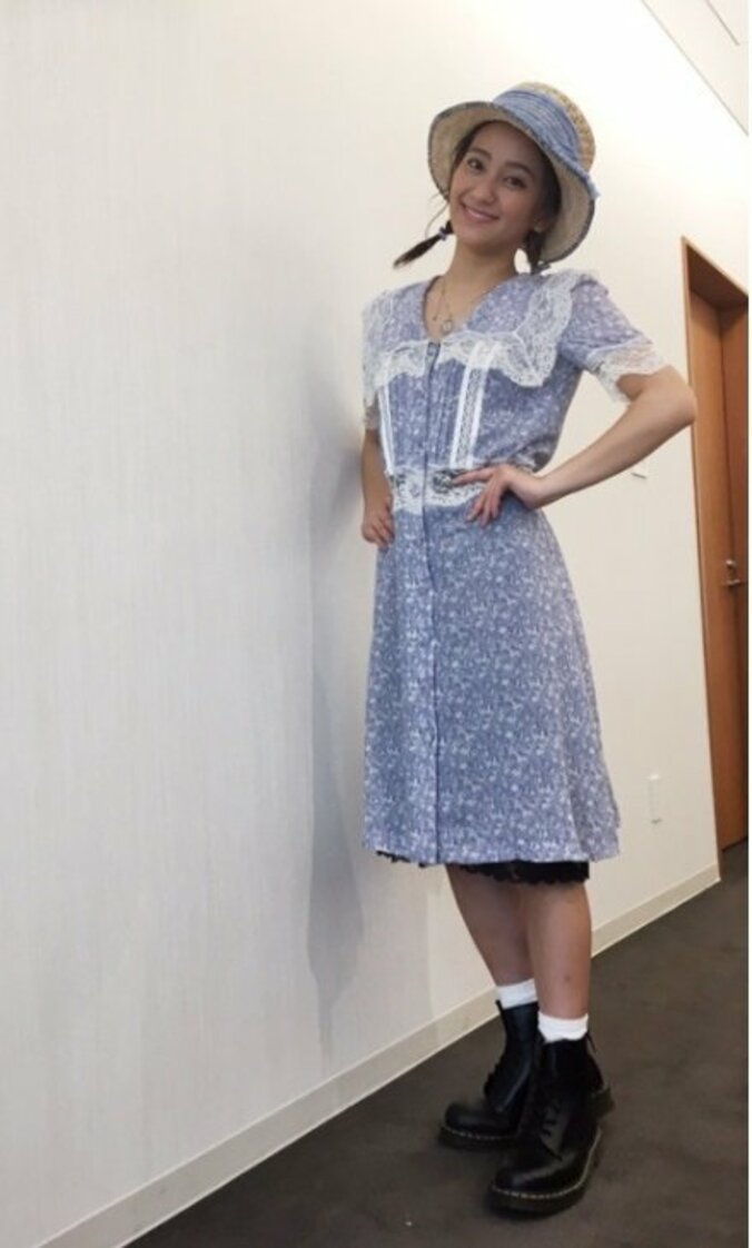 岡田結実　三つ編みおさげに麦わら帽子、「赤毛のアン」風姿公開 1枚目