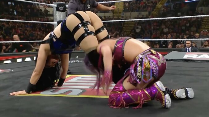 足で相手の首を挟んでバウンドする“お尻餅つき”