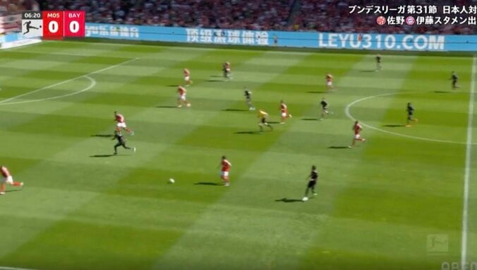 「めっちゃ見えてる」伊藤洋輝、“高精度スルーパス”炸裂「上手すぎだろ」「冷静やな」味方の足元にピタリ→一瞬で局面打開したプレー 4枚目