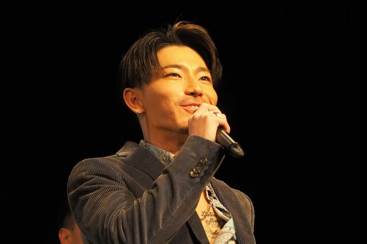 片寄涼太、上映後の歌披露に「いっぱいいっぱいになって泣きそうに」GENERATIONSが白スーツでそろい踏み『昨日より赤く明日より青く』舞台挨拶